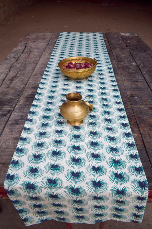 Table runner full bloom green