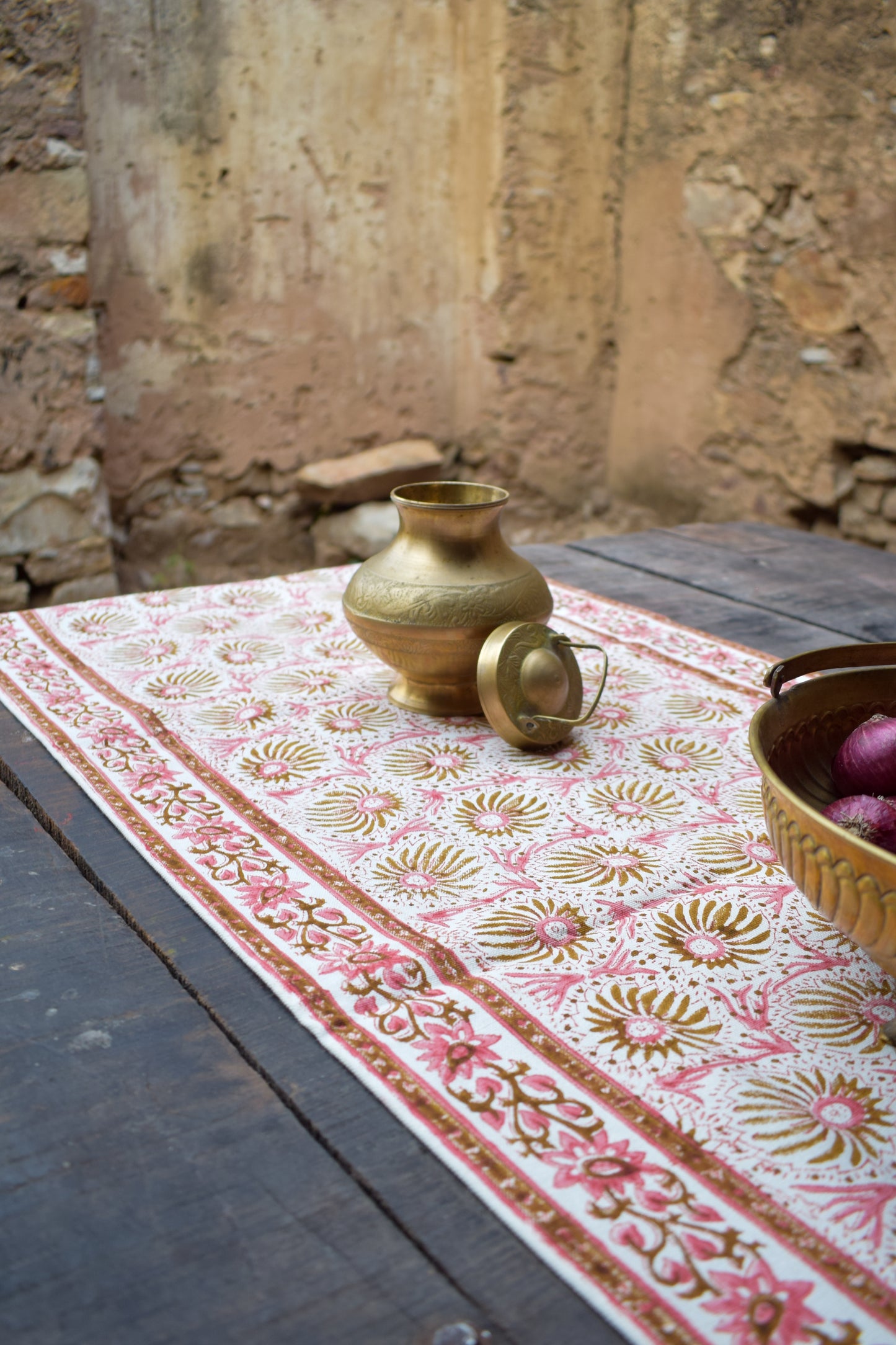 Table runner bloom